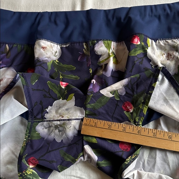 oiselle Roga Shorts MF Grounded 14 - Picture 4 of 7